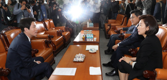 3당 원내대표 회동    이인영 더불어민주당(왼쪽), 나경원 자유한국당(오른쪽), 오신환 바른미래당(오른쪽 두번째) 원내대표가 14일 국회 운영위원장실에서 패스트트랙으로 지정된 사법개혁 법안 처리 방안을 협의하기 위한 원내대표 회동을 하고 있다.    연합뉴스